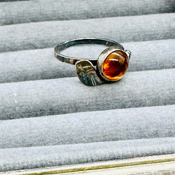 Vintage Silver Amber Leaf Ring - Picture 14 of 15